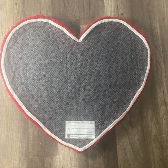 Bad bunny heart tufted rug 20x20 - Picture 2 of 3